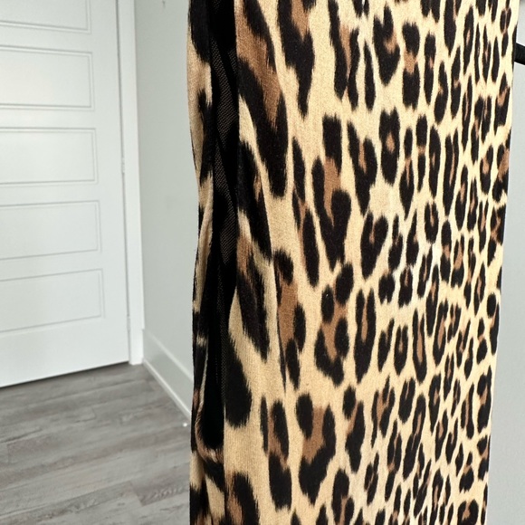 Alice + Olivia DELORA SLEEVELESS LEOPARD MOCK-NECK DRESS IN TEXTURED LEOPARD - Picture 7 of 12